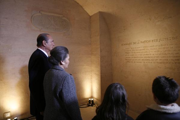 Jacques Chirac&nbsp;et Simone Veil&nbsp;dans la crypte du Panthéon lors de la cérémonie d'hommage aux Justes de France. Photo : P. Segrette © Service photographique de la Présidence de la République 