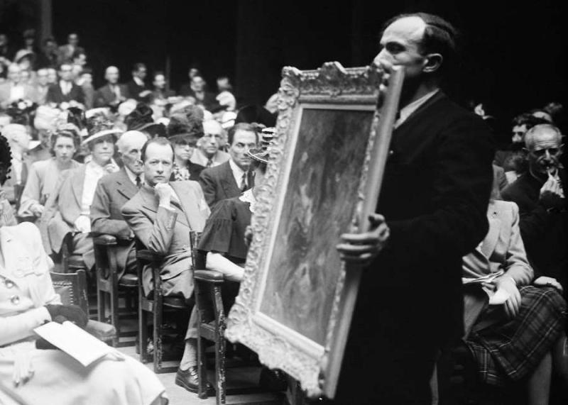 Vente aux enchères dirigée par Maître Ader à la galerie Charpentier. Paris, juin 1944. Crédit : © LAPI/Roger-Viollet 