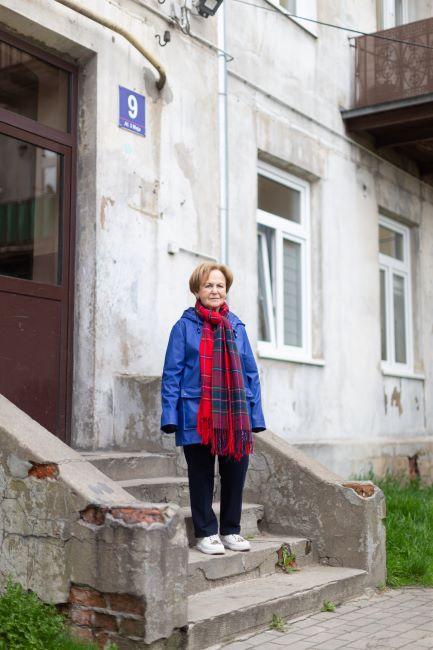 Mala Tribich devant l'immeuble de son enfance à Piotrkow Trybunalski en 2022&nbsp;©&nbsp;Photographie de Sam Churchill 