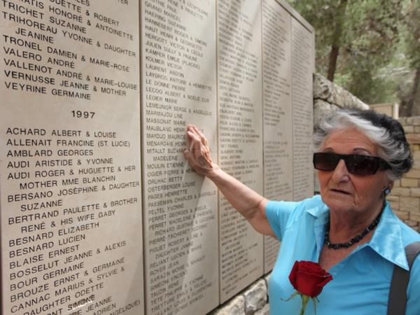 Berthe Badehi, membre de l'association Aloumim, devant le Mur des Justes de Yad Vashem à Jérusalem. Elle rend hommage à Marie Massonat qui l'a cachée pendant la guerre - Crédit : Fondation France Israël 