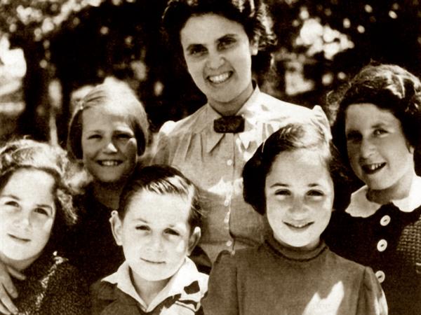 Andrée Salomon entourée d’enfants juifs allemands à la maison de Bourbach-le-Haut (Haut-Rhin), 1940 &nbsp;- Photo : collection particulière 