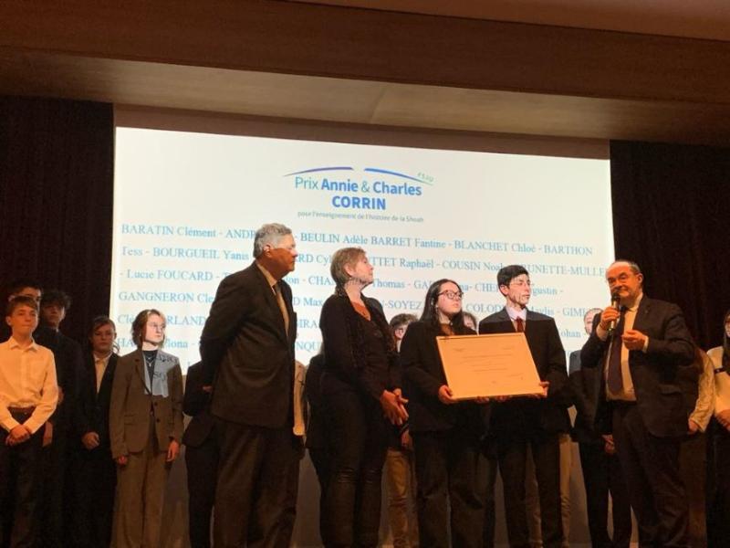 Des élèves lauréats, en présence de Pierre-François Veil, président de la Fondation pour la Mémoire de la Shoah, Christine Guimonnet, membre du Jury et de la commission Enseignement de la Shoah de la FMS, et Ariel Goldmann, président du FSJU. © FMS - GR