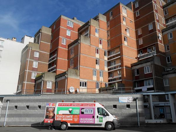 L'équipe de l'AJMF se rend en bus dans différents quartiers, munie de tracts et d’outils pédagogiques afin de contrer la&nbsp;montée des communautarismes. 