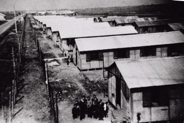 Adultes et enfants dans le camp de Montreuil-Bellay (1944) -&nbsp;Photo : Coll. Jacques Sigot, D.R 