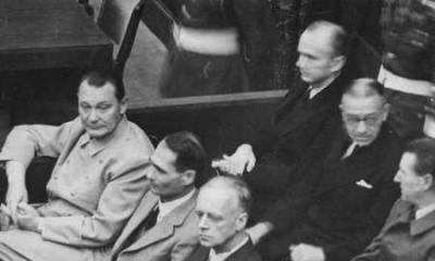 Procès de Nuremberg. Les accusés dans leur box, circa 1945-1946.
