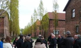 Des responsables éducatifs visitent Auschwitz