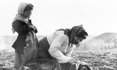 Région d’Alep, femme arménienne agenouillée près de son enfant mort (entre 1915 et 1919)