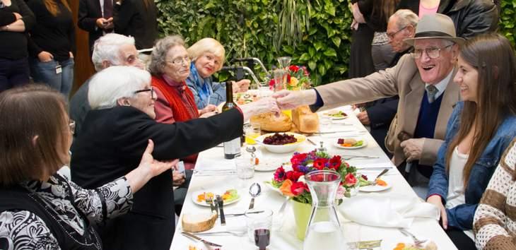 Repas festif avec des survivants de la Shoah - Photo : Latet