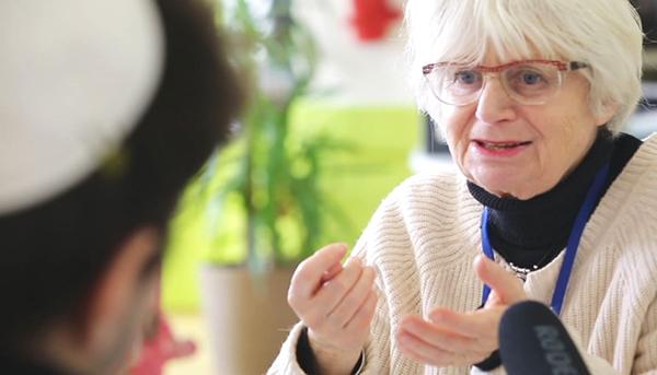 Claudine Lang raconte son parcours à deux lycéens - Crédit : Casip-Cojasor