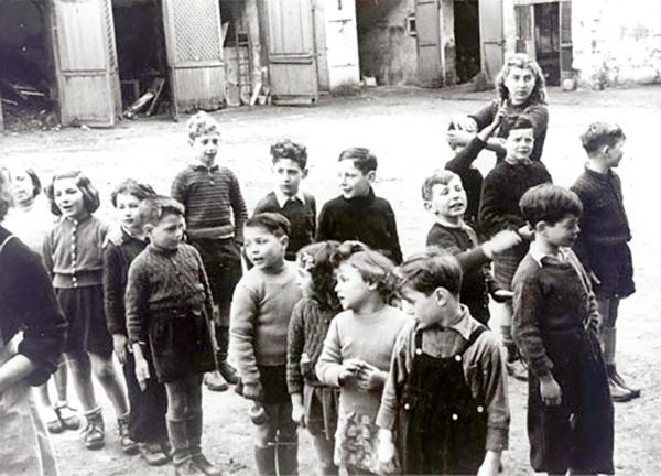 Enfants dans la cour du château de Chabannes (Creuse), 1942-1943. Crédit : OSE 