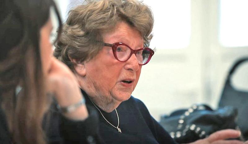 Rosette Frydman, ancienne enfant cachée, partage son histoire avec un petit groupe d'élèves du lycée Montaigne, à Paris. Photo : Casip-Cojasor