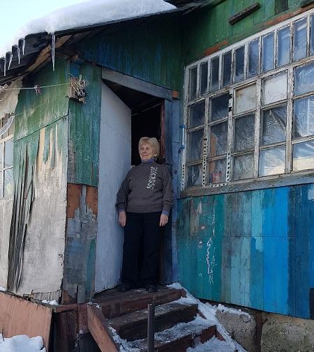 Une Ukrainienne de 80 ans devant sa maison dans les faubourgs de Kharkov, 2017 - photo : Jessica Bohm, World Jewish Relief 