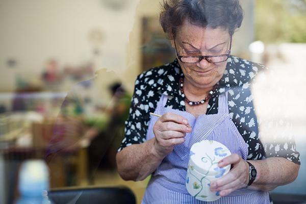 Marta, 77 ans : "J'ai toujours voulu être designer. Je peux enfin faire ce que j'aime tous les jours. De plus, à Yad Lakashish, je me suis fait les plus merveilleux amis - © Yad Lakashish