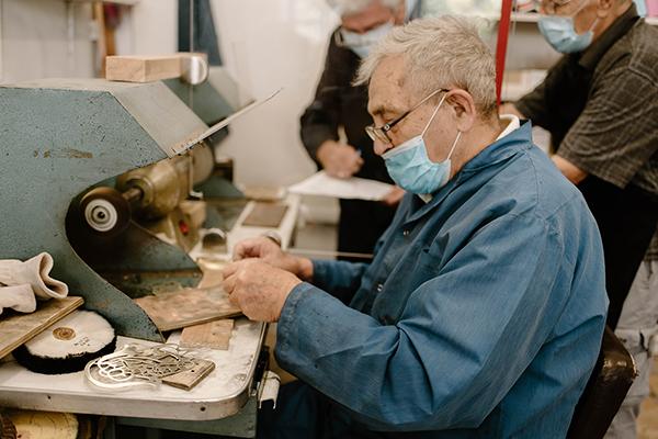 Atelier de travail du fer. © Jenna Marie Solomon, qui a livré des paniers d'anniversaire à des artisans de l'association : "Yad Lakashish, c'est comme un grand studio d'art pour les personnes âgées."