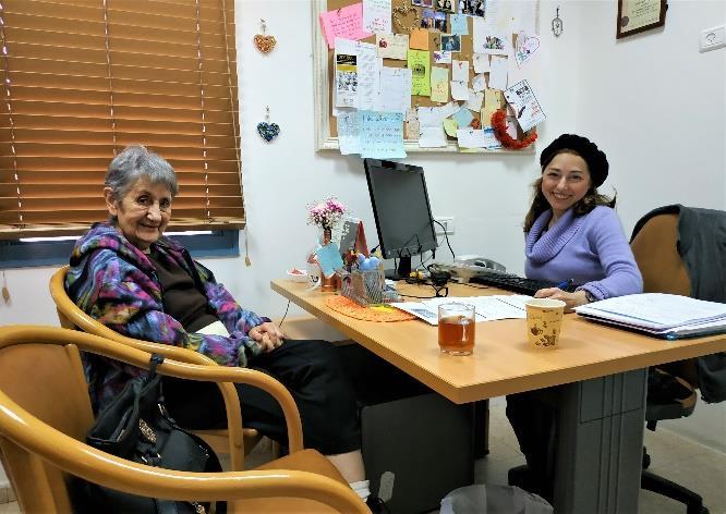 Une bénéficiaire et une volontaire de l'ONG Aviv. © ONG Aviv