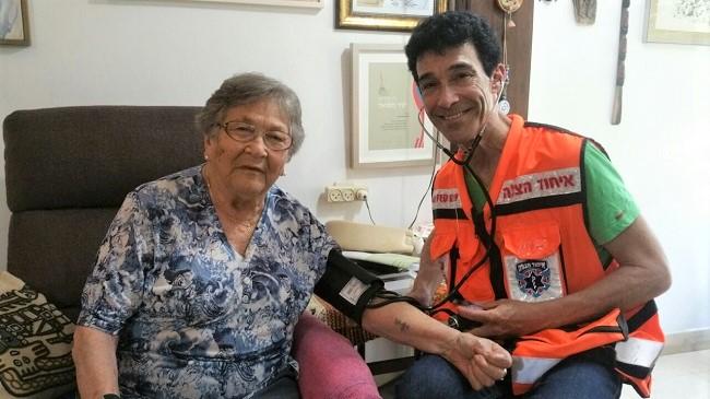 Une survivante de la Shoah et un bénévole de United Hatzalah. 