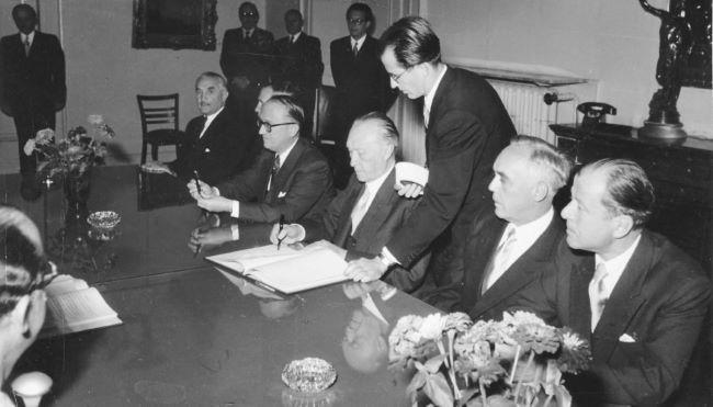 La photo de la signature de l'accord de Luxembourg, le 10 septembre 1952, montre les visages figés des participants. @DR