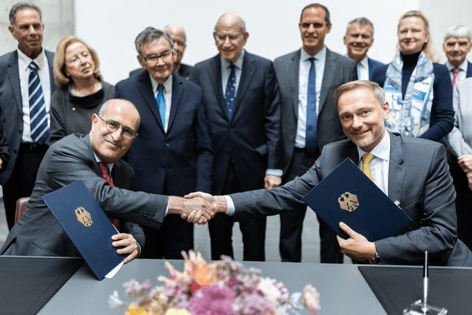 Le 10 septembre 2022, Gideon Taylor, président de la Claims Conference et le ministre allemand des Finances, Christian Lindner, commémorent la signature de l'accord de Luxembourg, 70 ans plus tôt. @DR.