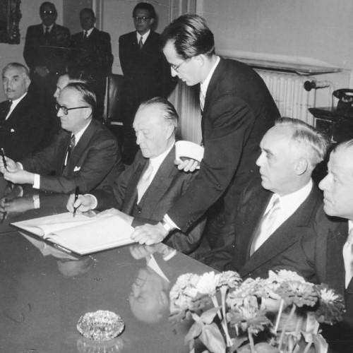 À partir de mars 1952, à l’hôtel Oud Castel, aux Pays-Bas, les délégués du gouvernement de la RFA, du jeune état israélien et du Congrès juif mondial et de la Jewish Claims conference, fondée un an plus tôt, abordèrent une question délicate - les indemnisations allemandes pour la persécution des Juifs par les nazis - dans une atmosphère glaciale, comme l’un des participants, Benjamin B. Ferencz, Américain d’origine hongroise, aujourd’hui âgé de 102 ans, procureur en chef du procès des Einsatzgruppen de Nure