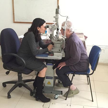 Un survivant de la Shoah en consultation d'ophtalmologie. Photo : Liriot
