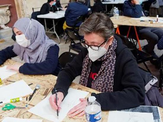 Les étudiants de la promotion 2020-2021 ont été accueillis à l'École des Beaux-Arts, où ils ont été invités à réaliser une caricature d’eux-mêmes dans le cadre d'un atelier sur le thème du "dessin dans les religions".&nbsp;© Sciences Po. 