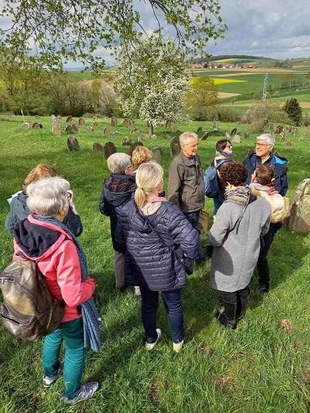 Les participants au voyage dans le cimetière d'Ettendorf - ©Christian Argoud 