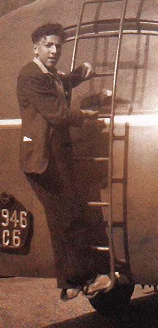 Charles Baron accroché à l’échelle d’un autocar à Saint-Rémy-lès-Chevreuse (Seine-et-Oise ; de nos jours, Yvelines), été 1942, quelques semaines avant son arrestation.