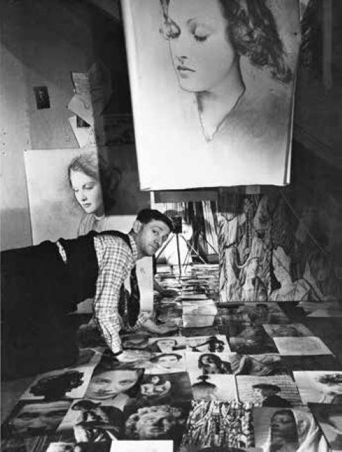 Autoportrait dans le studio de la rue Delambre, Paris, 1939. © The Estate of Erwin Blumenfeld, 2022. 