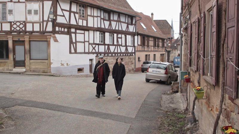 Ondine Debré déambulant&nbsp;dans Westhoffen en compagnie de l'historien Jean-Pierre Lambert 