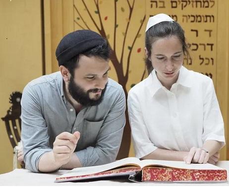 Deux nouveaux rabbins libéraux ont été ordonnés le 4 juillet 2021 à Paris,&nbsp;Iris Ferreira et Étienne Kerber. Iris Ferreira est la première femme ordonnée rabbin en France. 