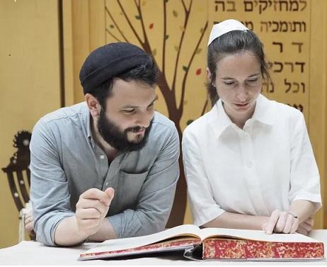 Deux nouveaux rabbins libéraux ont été ordonnés le 4 juillet 2021 à Paris, Iris Ferreira et Étienne Kerber. Iris Ferreira est la première femme ordonnée rabbin en France.