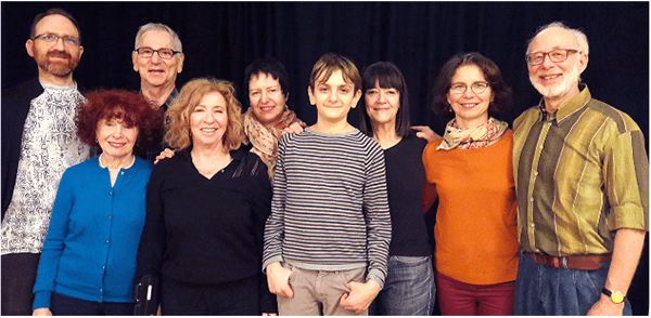 La troupe du Troïm Teater autour de Léopold Niborski, interprète du Petit Prince. Crédit : Maison de la culture yiddish-bibliothèque Medem