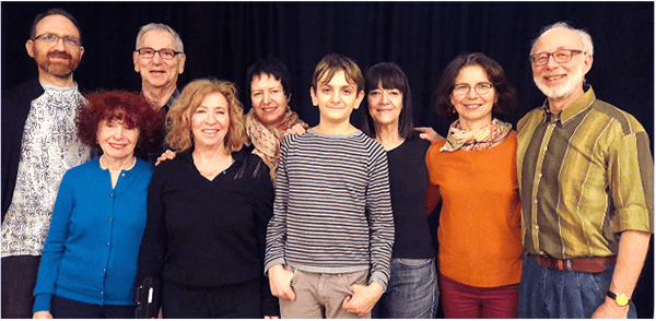 La troupe du Troïm Teater autour de Léopold Niborski, interprète du Petit Prince. Crédit : Maison de la culture yiddish-bibliothèque Medem 