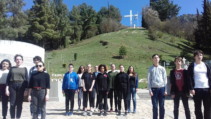 En Grèce, les collégiens ont mis en scène le texte de Charlotte Delbo, "Kalavrita des mille Antigone". Photo : groupe scolaire Rodin 