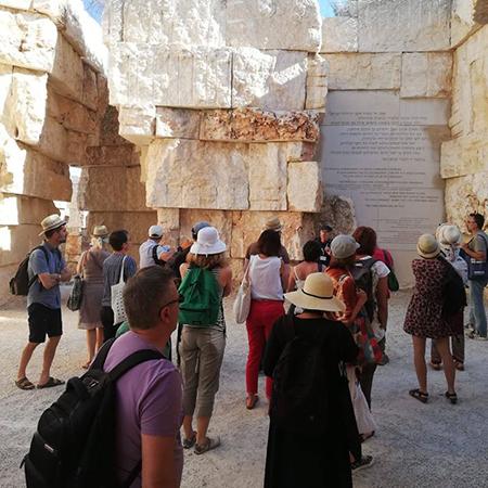 Visite de la Vallée des Communautés à Yad Vashem. Crédit : Maison d'Izieu, Mémorial des enfants juifs exterminés
