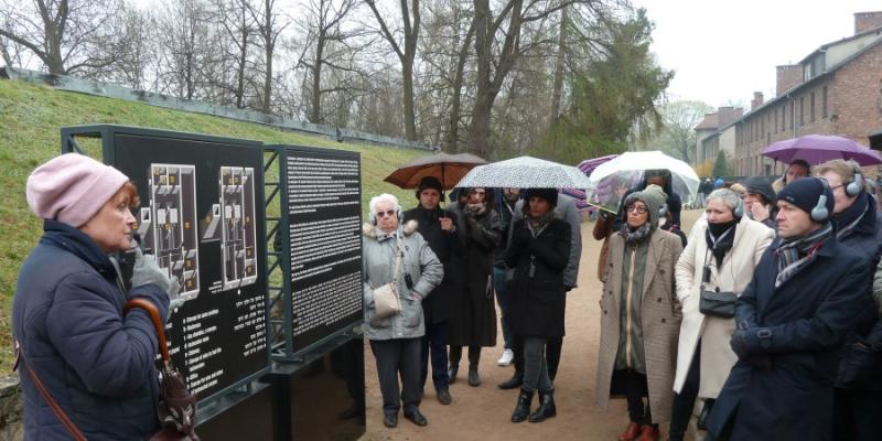 Visite du camp d'Auschwitz I accompagnée par Esther Senot, rescapée d'Auschwitz-Birkenau. Photo : Pierre Marquis / FMS.