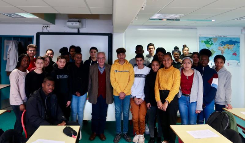 Rencontre entre la&nbsp;classe de 3e2 et&nbsp;Daniel Urbejtel au collège en 2019 - crédit : Clément Huguet 