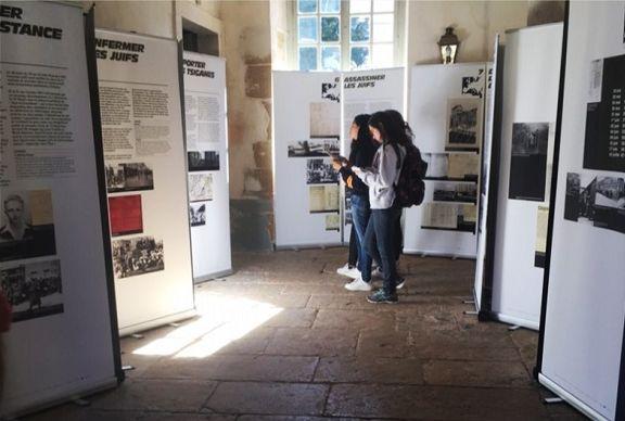 Une exposition itinérante dans un lycée. © Mémorial de la Shoah 