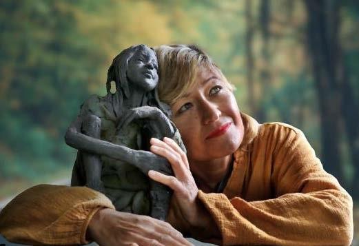La conteuse Catherine Giovannini et la sculpture de la petite Esther Lieber 