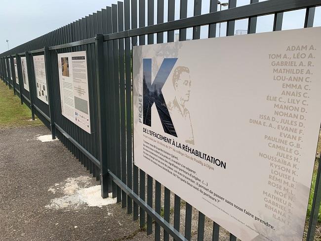 Les panneaux sur les grilles de la gare de Pithiviers © FMS / GR