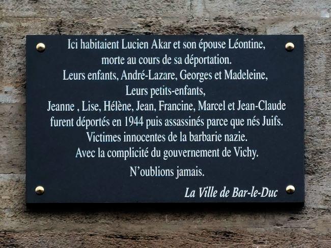 Plaque en hommage à la famille&nbsp;Akar inaugurée le 27 janvier dernier,&nbsp;16 rue Dom-Cellier à Bar-Le-Duc, où les parents de Georges Akar&nbsp;résidaient avant d'être déportés.&nbsp; 