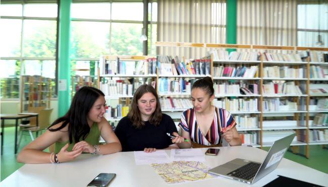 Des élèves de Nemours au cours de leurs recherches