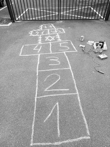 Dispositif imaginé par les élèves pour représenter Paulette, faute de photos © Collège Jean de La Fontaine 