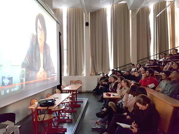 Des élèves du lycée Montaigne, à Paris, écoutent le témoignage d'Ida Grinspan, retransmis en direct sur Internet. Photo : Académie de Paris
