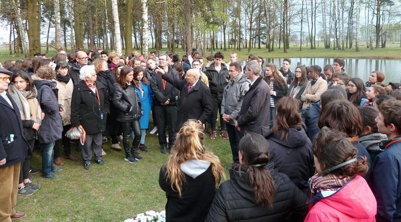 Raphaël Esrail accompagne des scolaires lors d'un voyage à Auschwitz-Birkenau organisé par l'UDA en 2017. © Dominique Trimbur - FMS