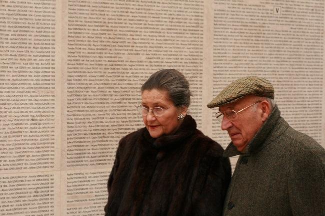 Simone Veil et Raphaël Esrail lors de la cérémonie du 27 janvier 2009 au Mémorial de la Shoah. © Pierre Marquis - FMS