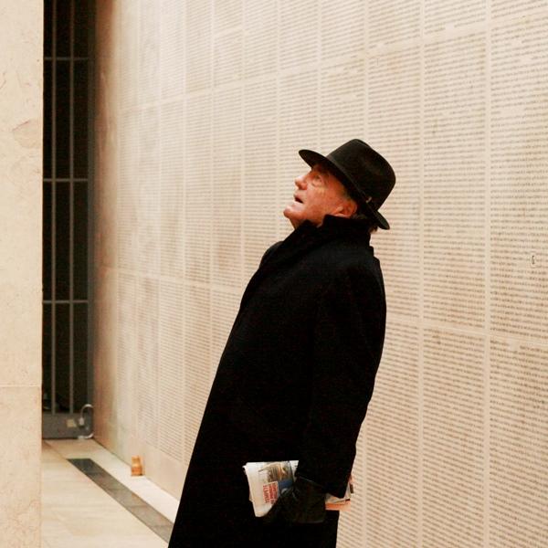Claude Lanzmann devant le Mur des noms du Mémorial de la Shoah à Paris, janvier 2009. Photo&nbsp;: Pierre Marquis / FMS. 
