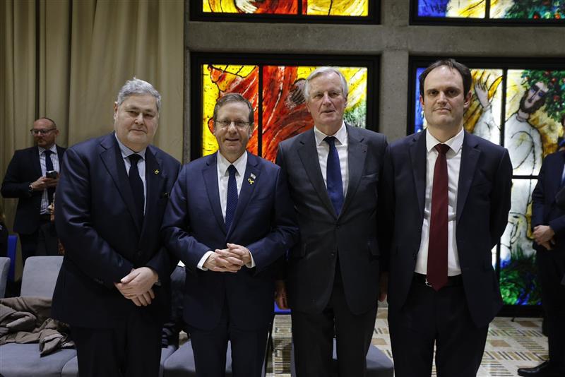Pierre-François Veil, président de la FMS ; Yitzhak Herzog, président de l'État d'Israël ; Michel Barnier, ex-commissaire européen ; Yonathan Arfi, président du Crif. 