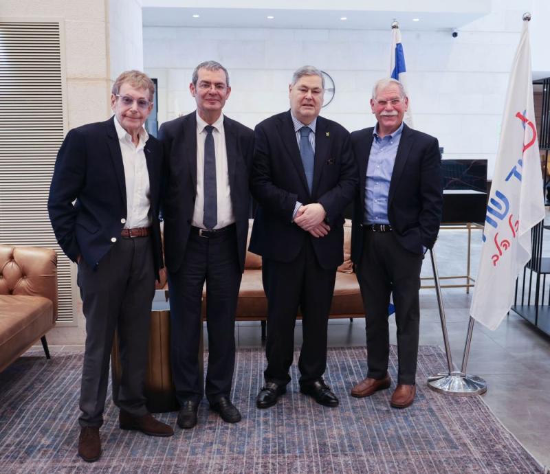 Au centre : Pierre-François Veil, Président de la FMS et Philippe Allouche, Directeur général, entourés de Philip Bendheim et Gilles Debache, dirigeants de Yad Sarah, à Jérusalem, dans le centre d’accueil des personnes âgées et survivants de la Shoah, réfugiés en raison de la guerre.