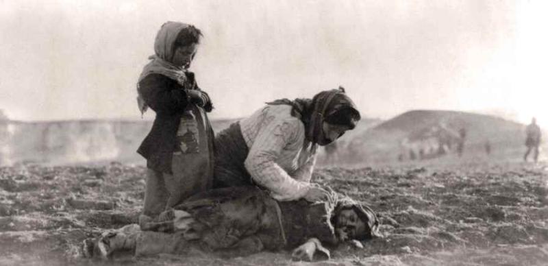 Région d’Alep, femme arménienne agenouillée près de son enfant mort (entre 1915 et 1919) -&nbsp;Library of Congress, American Memory 